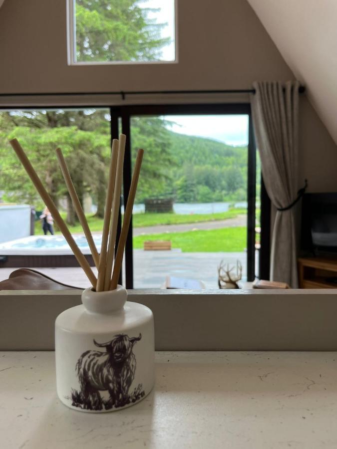 Bonnie Lodge-Lochside Location With Hot Tub Invergarry Exterior photo